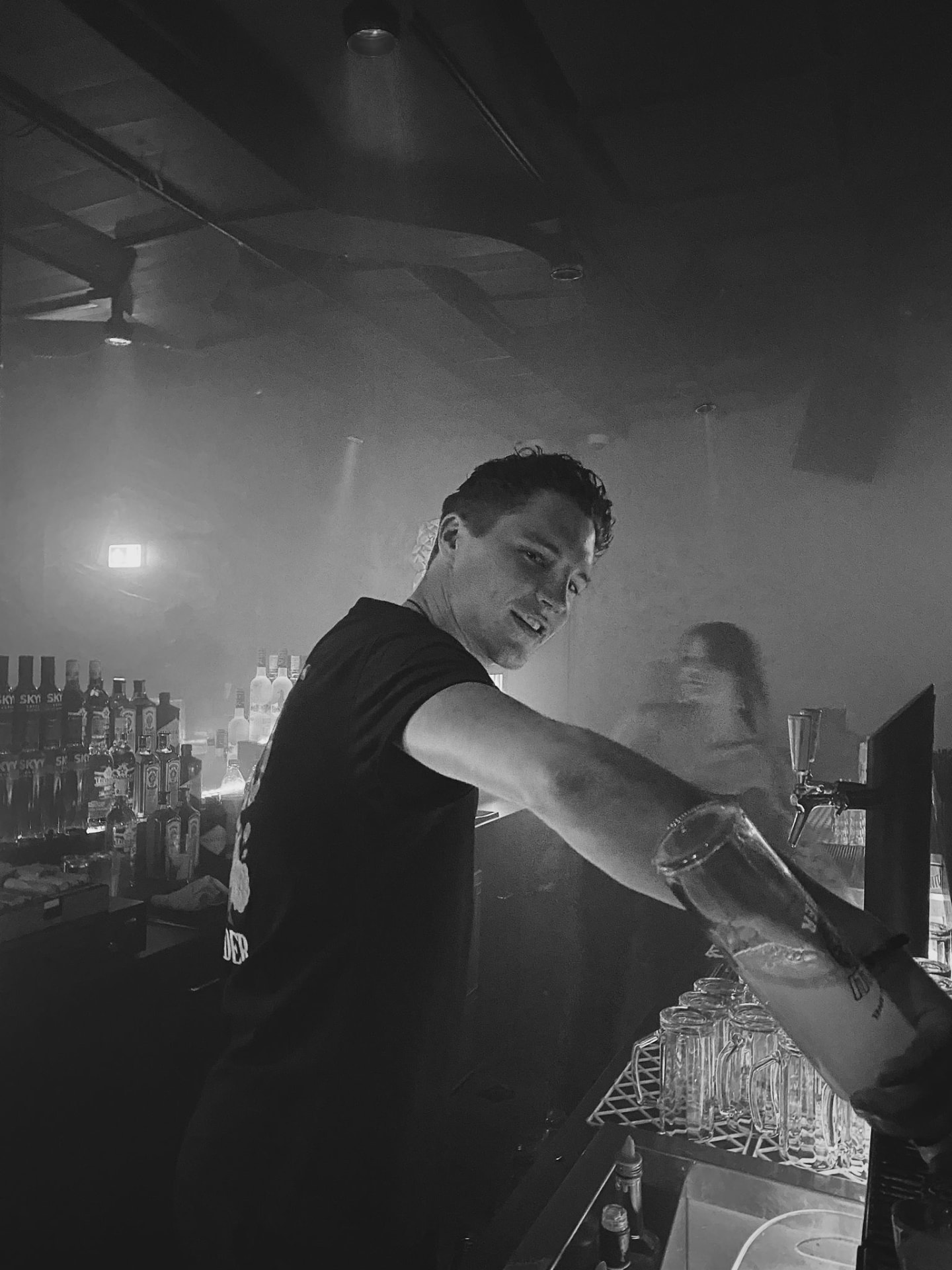 Gabriel Zweifel hinter der Bar
